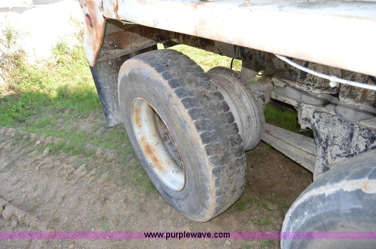 image for item I6483 1994 International 1840 mixer truck