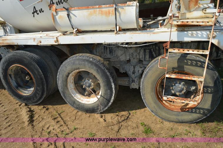 image for item I6483 1994 International 1840 mixer truck