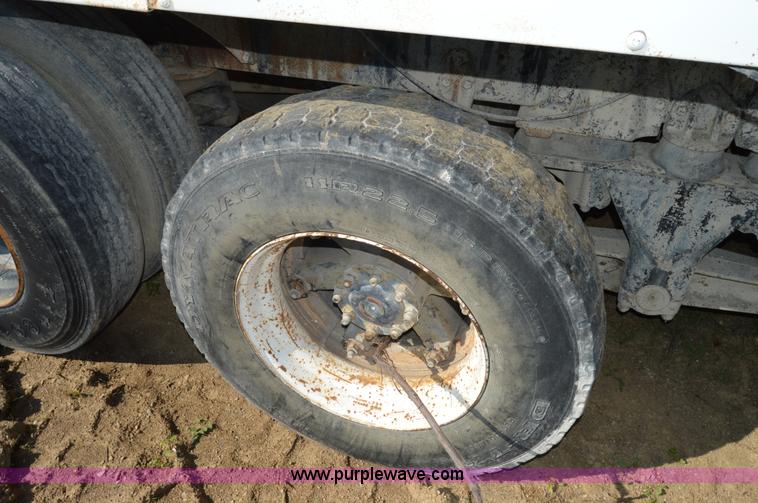 image for item I6483 1994 International 1840 mixer truck