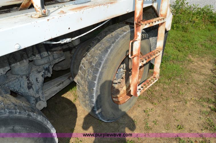 image for item I6483 1994 International 1840 mixer truck