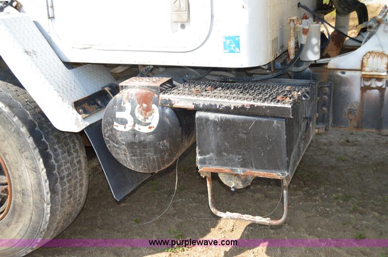 image for item I6483 1994 International 1840 mixer truck