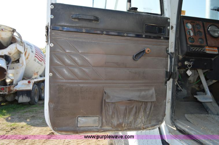 image for item I6483 1994 International 1840 mixer truck