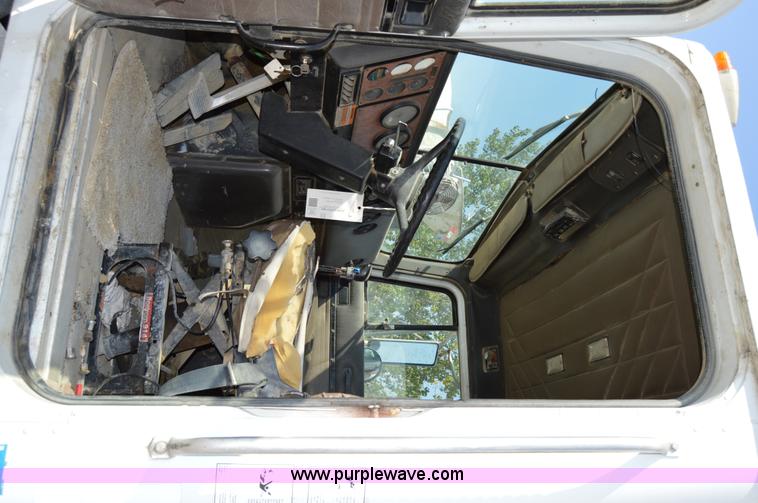 image for item I6483 1994 International 1840 mixer truck