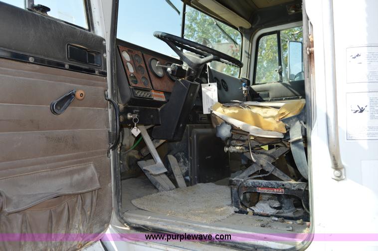 image for item I6483 1994 International 1840 mixer truck