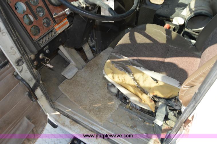 image for item I6483 1994 International 1840 mixer truck