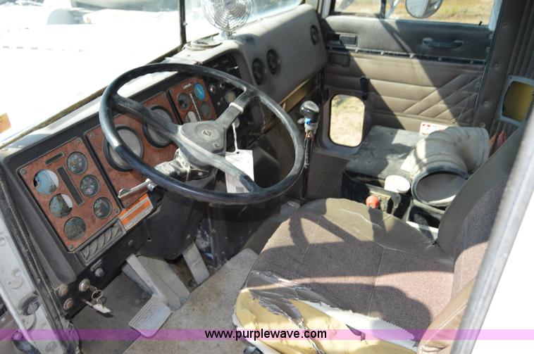 image for item I6483 1994 International 1840 mixer truck