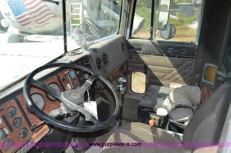 image for item I6483 1994 International 1840 mixer truck