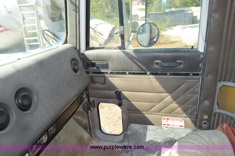 image for item I6483 1994 International 1840 mixer truck