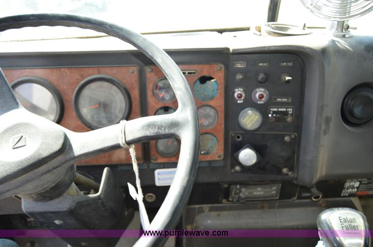 image for item I6483 1994 International 1840 mixer truck