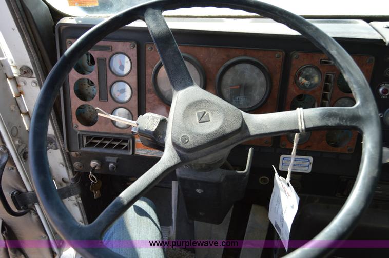 image for item I6483 1994 International 1840 mixer truck