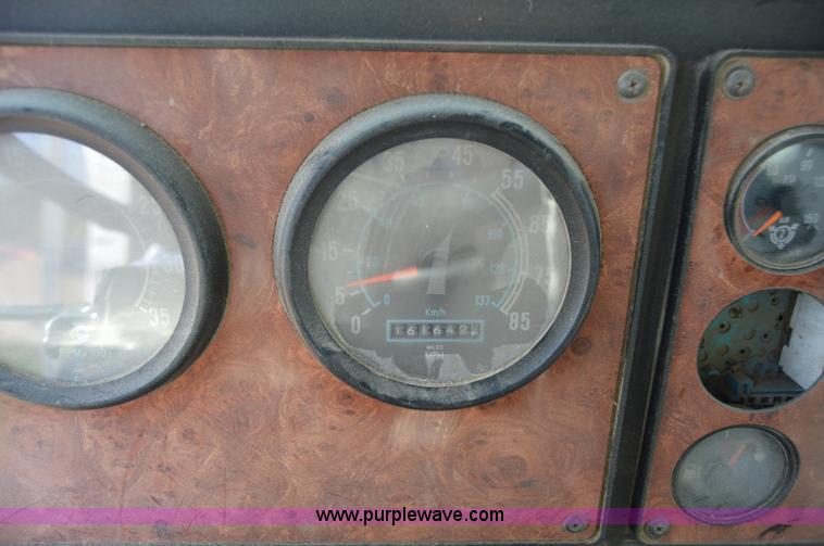 image for item I6483 1994 International 1840 mixer truck