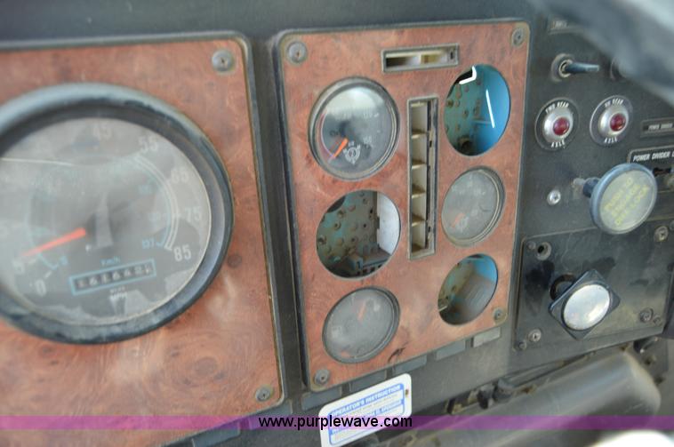 image for item I6483 1994 International 1840 mixer truck