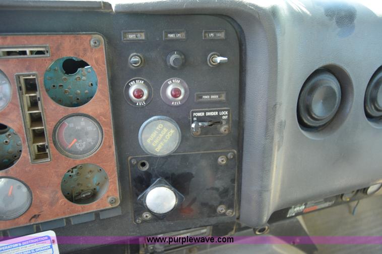 image for item I6483 1994 International 1840 mixer truck