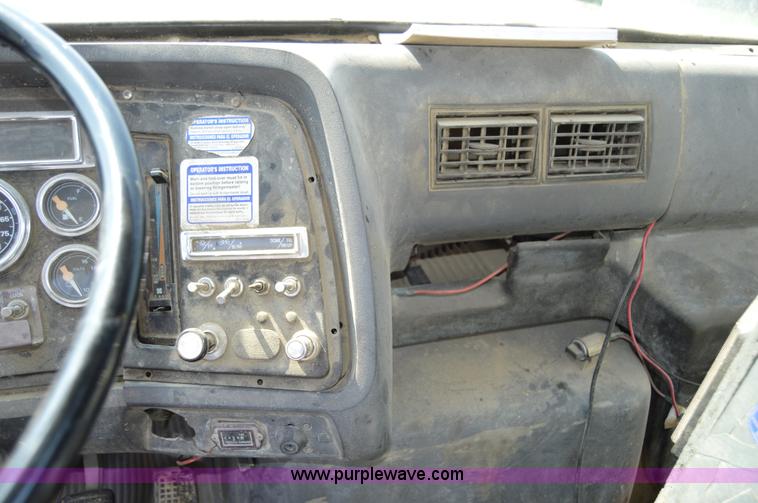 image for item I6484 1994 Ford LT9000 mixer truck