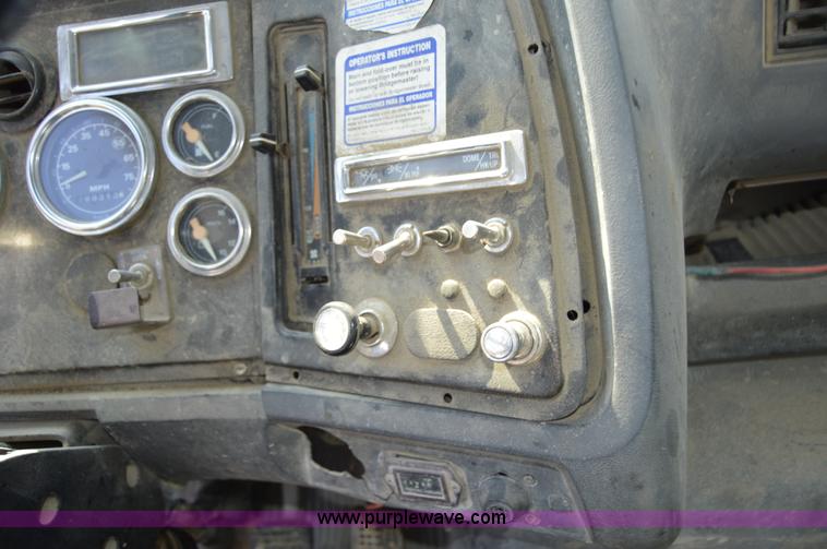 image for item I6484 1994 Ford LT9000 mixer truck