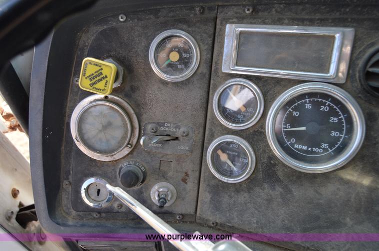 image for item I6484 1994 Ford LT9000 mixer truck