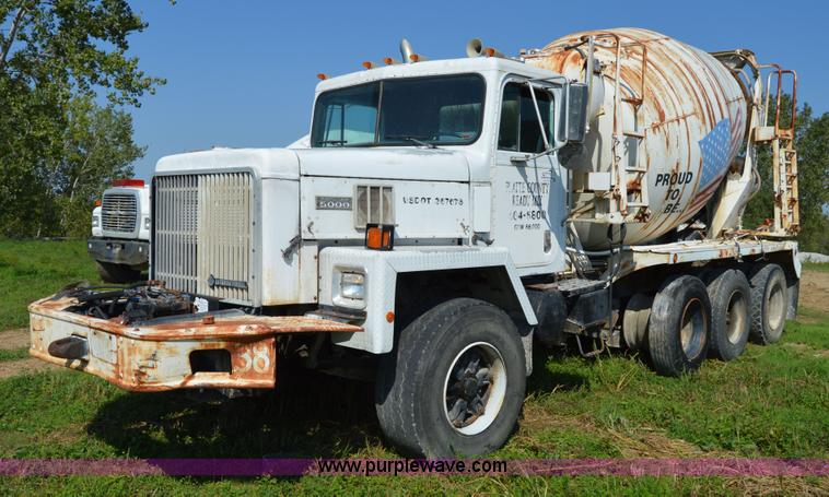 image for item I6485 1994 International 1840 mixer truck