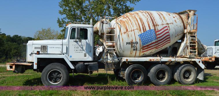 image for item I6485 1994 International 1840 mixer truck