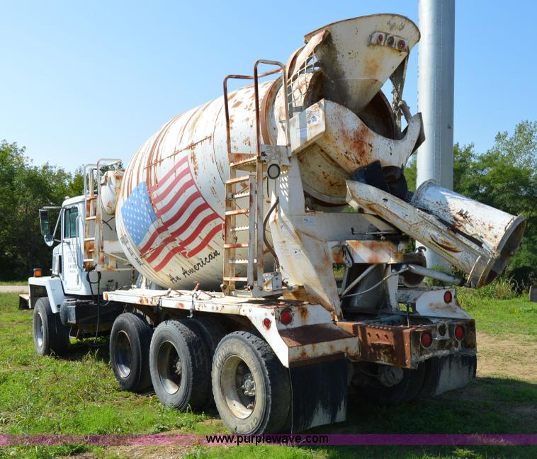 image for item I6485 1994 International 1840 mixer truck