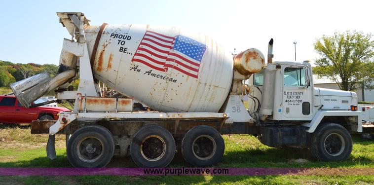 image for item I6485 1994 International 1840 mixer truck