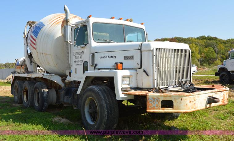 image for item I6485 1994 International 1840 mixer truck