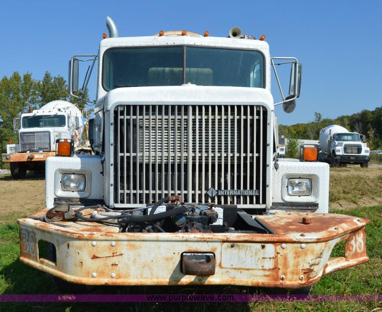 image for item I6485 1994 International 1840 mixer truck