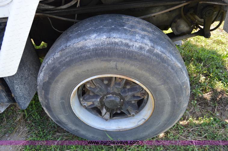 image for item I6485 1994 International 1840 mixer truck