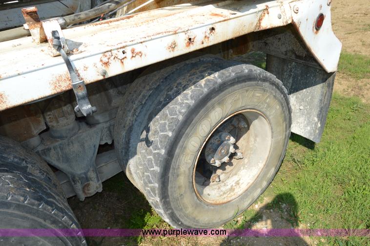 image for item I6485 1994 International 1840 mixer truck