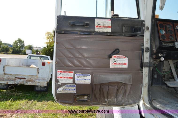 image for item I6485 1994 International 1840 mixer truck