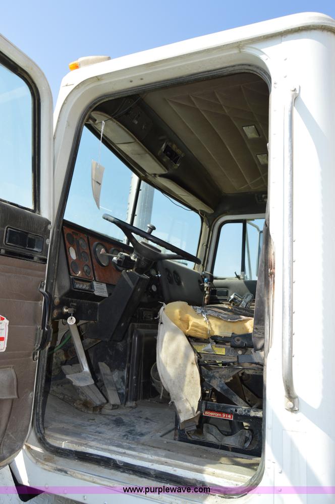 image for item I6485 1994 International 1840 mixer truck