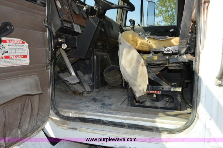 image for item I6485 1994 International 1840 mixer truck