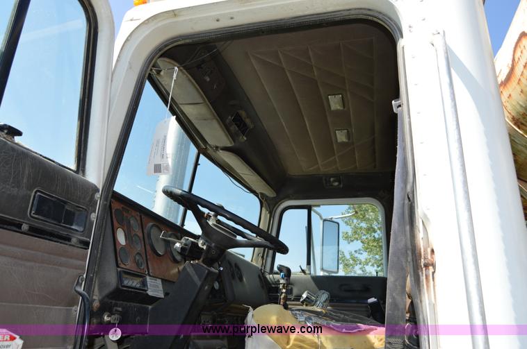 image for item I6485 1994 International 1840 mixer truck