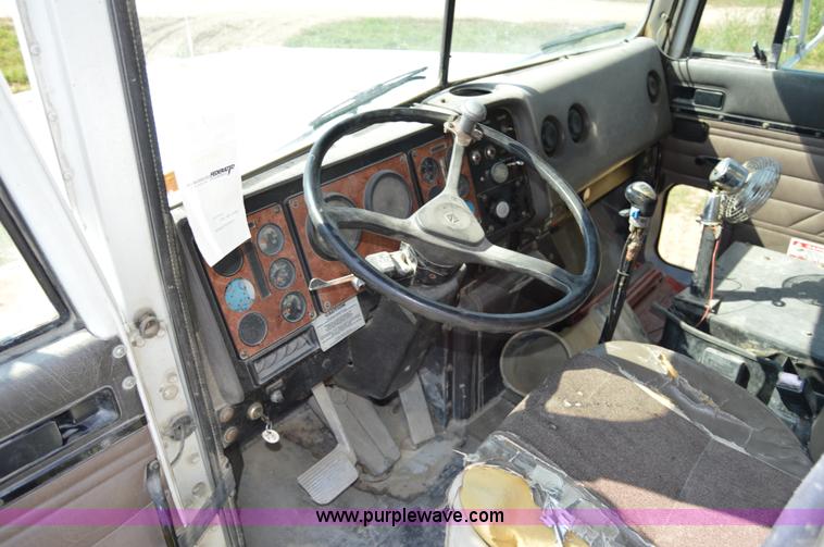 image for item I6485 1994 International 1840 mixer truck