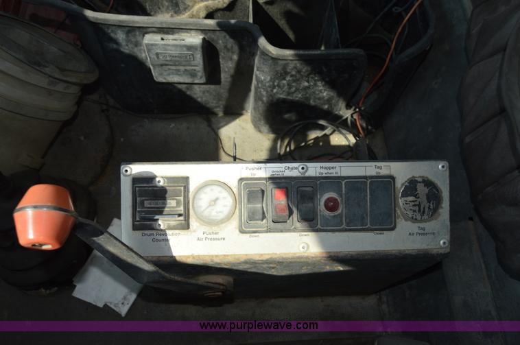 image for item I6485 1994 International 1840 mixer truck