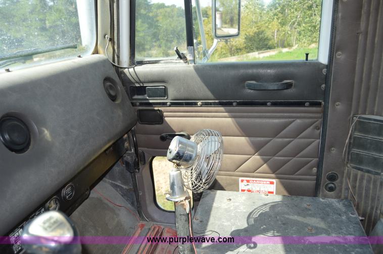 image for item I6485 1994 International 1840 mixer truck