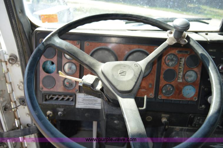 image for item I6485 1994 International 1840 mixer truck