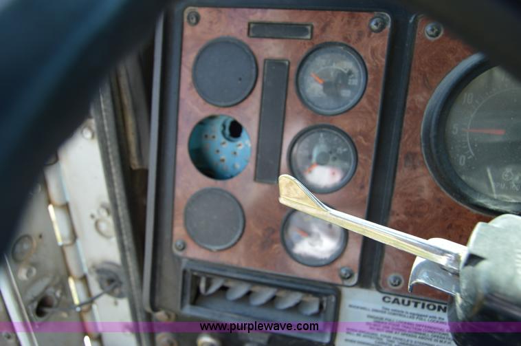 image for item I6485 1994 International 1840 mixer truck