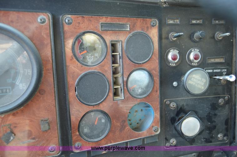 image for item I6485 1994 International 1840 mixer truck