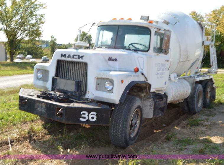image for item I6486 1987 Mack DM685S mixer truck