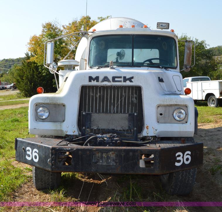 image for item I6486 1987 Mack DM685S mixer truck