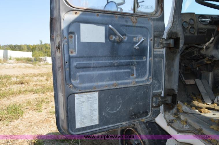 image for item I6486 1987 Mack DM685S mixer truck