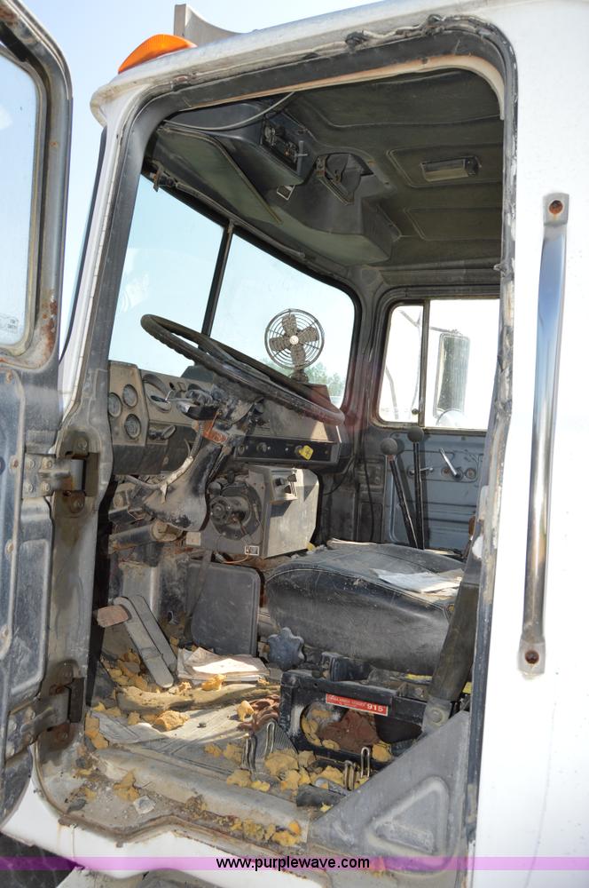 image for item I6486 1987 Mack DM685S mixer truck