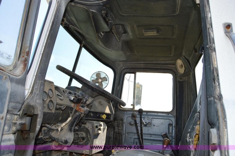 image for item I6486 1987 Mack DM685S mixer truck