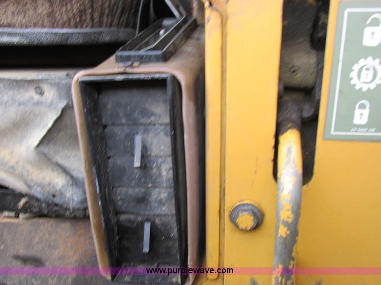 image for item I8920 1994 Caterpillar 963 track loader