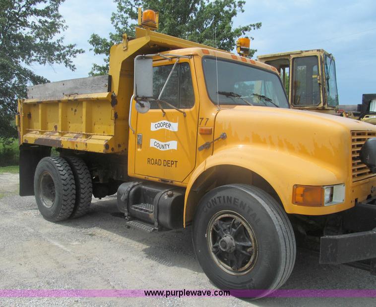 image for item I8977 1992 International 4900 dump truck