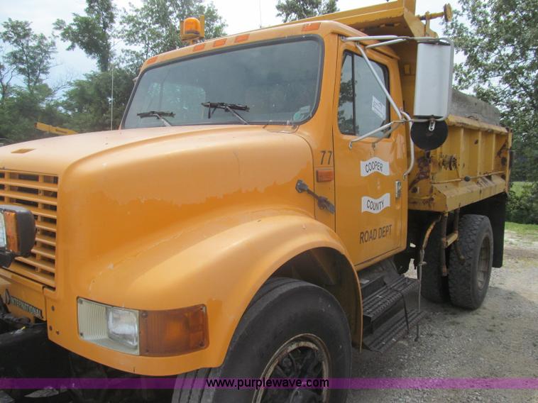 image for item I8977 1992 International 4900 dump truck