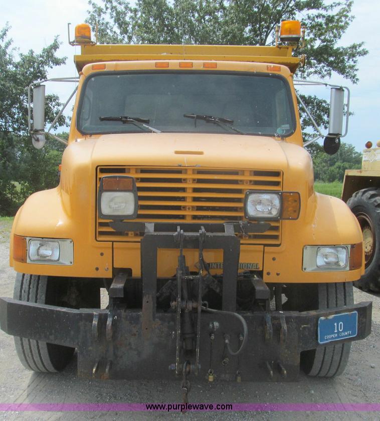image for item I8977 1992 International 4900 dump truck