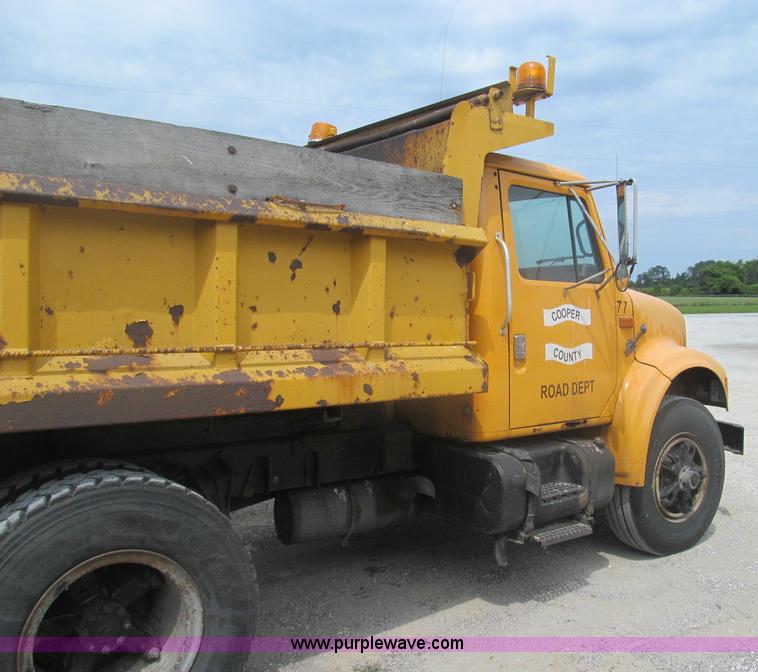 image for item I8977 1992 International 4900 dump truck