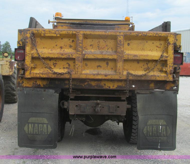 image for item I8977 1992 International 4900 dump truck
