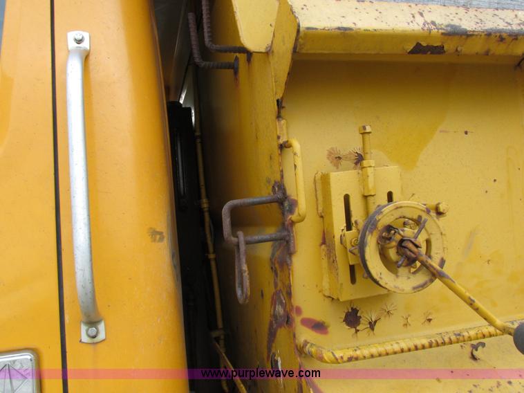 image for item I8977 1992 International 4900 dump truck